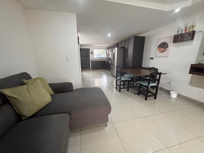 Casa de dos plantas en Granadilla de Curridabat, San José