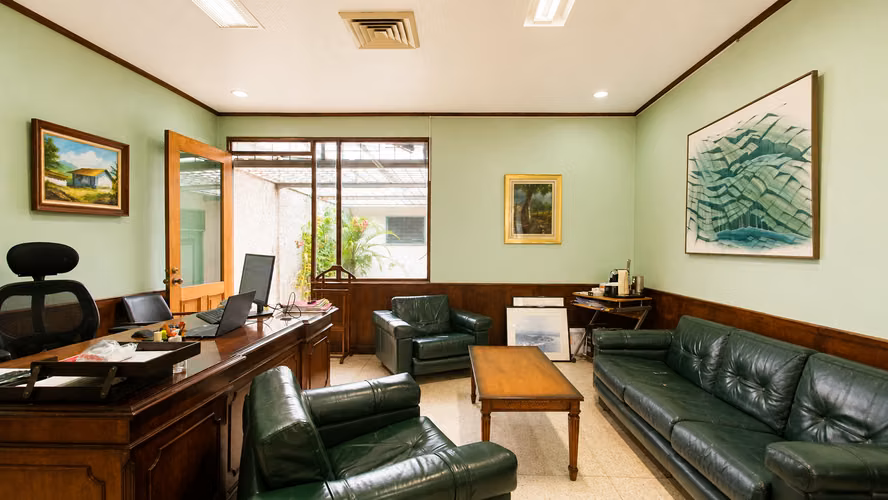 Oficina Comercial Esquinera en Venta en Francisco Peralta | 453 m² Construcción y 501 m² de Terreno