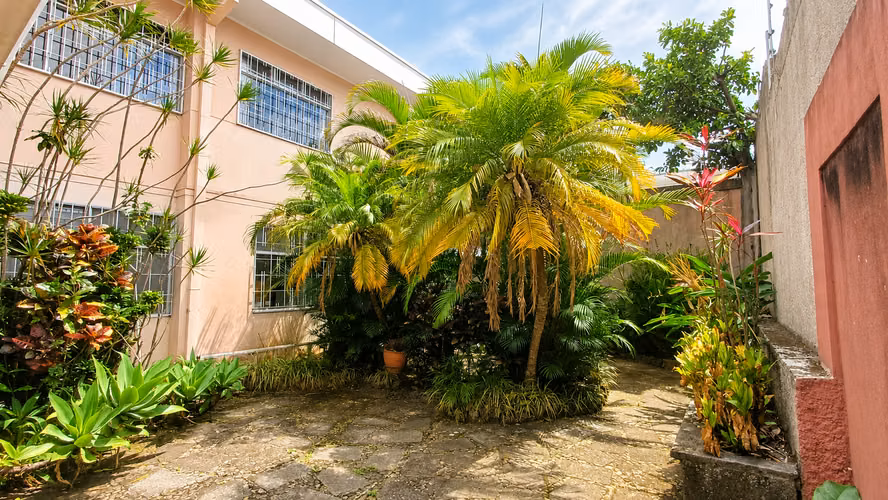 Oficina Comercial Esquinera en Venta en Francisco Peralta | 453 m² Construcción y 501 m² de Terreno