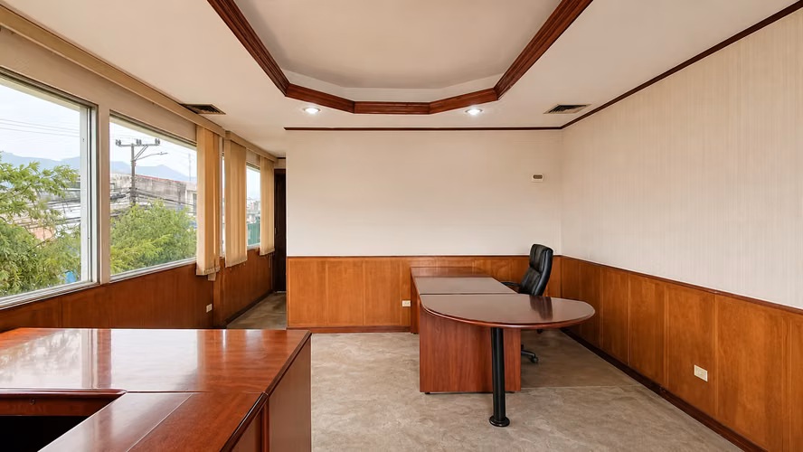 Oficina Comercial Esquinera en Venta en Francisco Peralta | 453 m² Construcción y 501 m² de Terreno