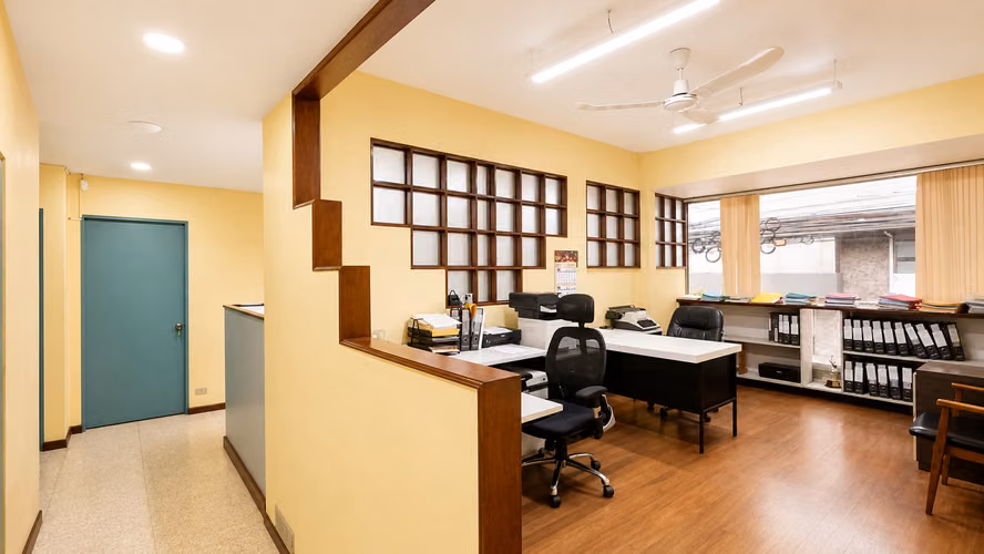 Oficina Comercial Esquinera en Venta en Francisco Peralta | 453 m² Construcción y 501 m² de Terreno