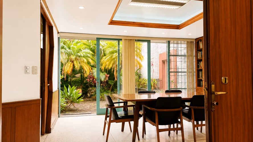 Oficina Comercial Esquinera en Venta en Francisco Peralta | 453 m² Construcción y 501 m² de Terreno