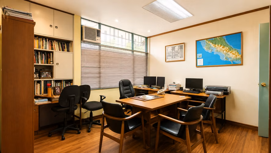 Oficina Comercial Esquinera en Venta en Francisco Peralta | 453 m² Construcción y 501 m² de Terreno