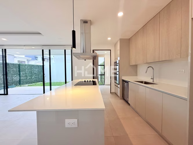 Alquiler de Casa Amplia con Jardin en Santa Ana