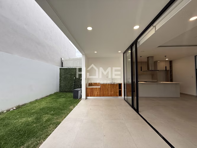 Alquiler de Casa Amplia con Jardin en Santa Ana