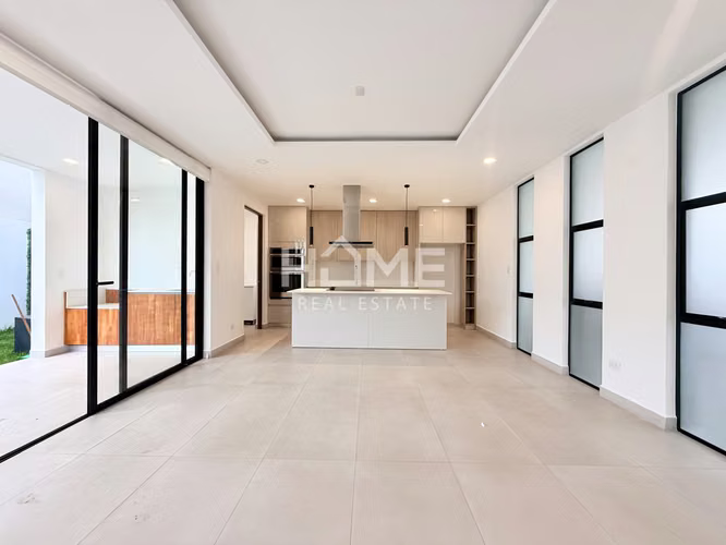Alquiler de Casa Amplia con Jardin en Santa Ana
