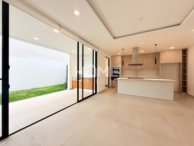 Alquiler de Casa Amplia con Jardin en Santa Ana