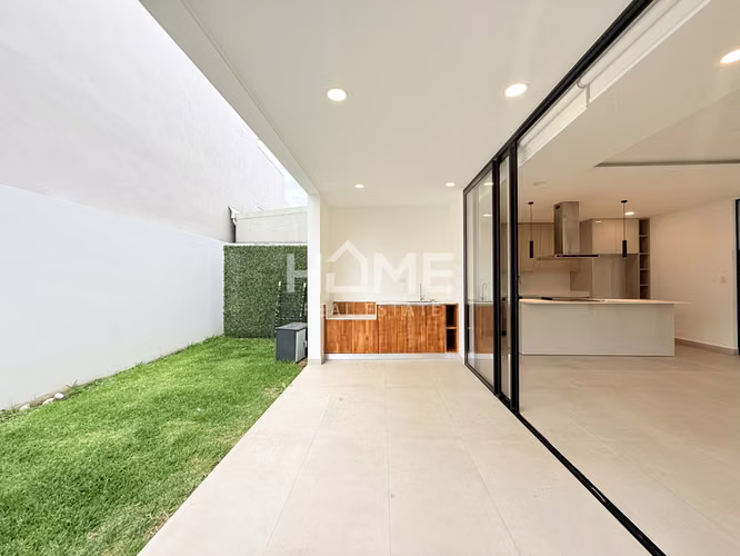 Alquiler de Casa Amplia con Jardin en Santa Ana