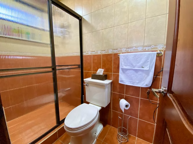 Casa Renovada en Venta – Altos de Naranjo, Atenas - Imagen 8
