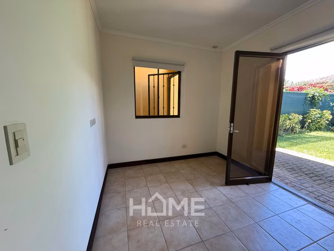 Alquiler de Casa Grande con Jardin en Santa Ana - Imagen 8