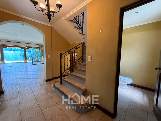 Alquiler de Casa Grande con Jardin en Santa Ana - Imagen 4