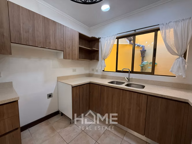 Alquiler de Casa Grande con Jardin en Santa Ana - Imagen 7