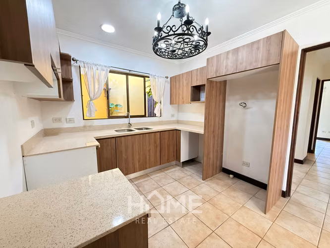 Alquiler de Casa Grande con Jardin en Santa Ana - Imagen 6