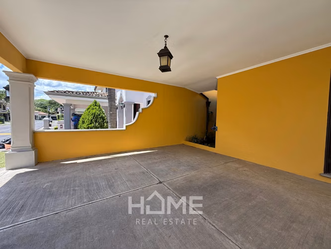 Alquiler de Casa Grande con Jardin en Santa Ana - Imagen 2