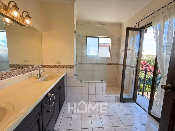 Alquiler de Casa Grande con Jardin en Santa Ana - Imagen 11