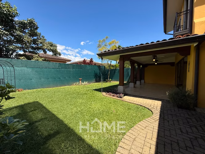 Alquiler de Casa Grande con Jardin en Santa Ana - Imagen 5