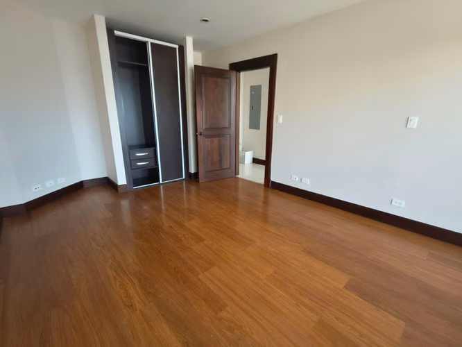 Vendo apartamento frente a la Sabana, bello!!