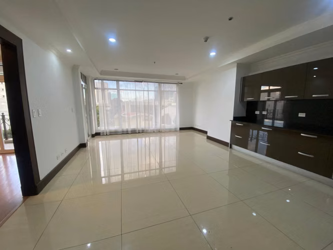 Vendo apartamento frente a la Sabana, bello!!