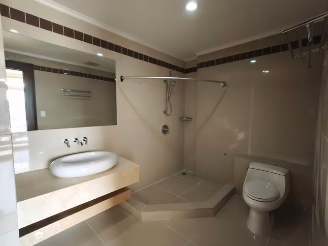 Vendo apartamento frente a la Sabana, bello!!