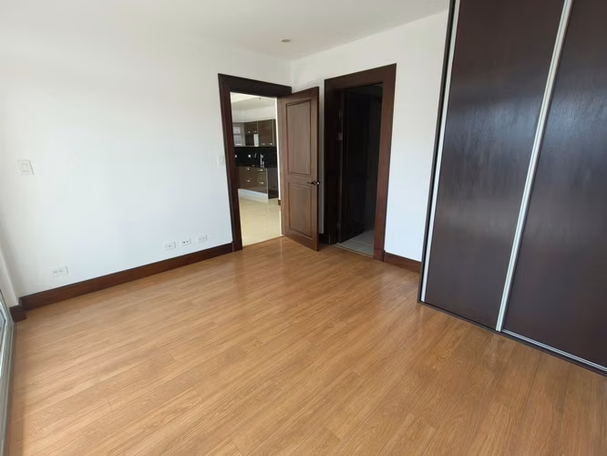Vendo apartamento frente a la Sabana, bello!!