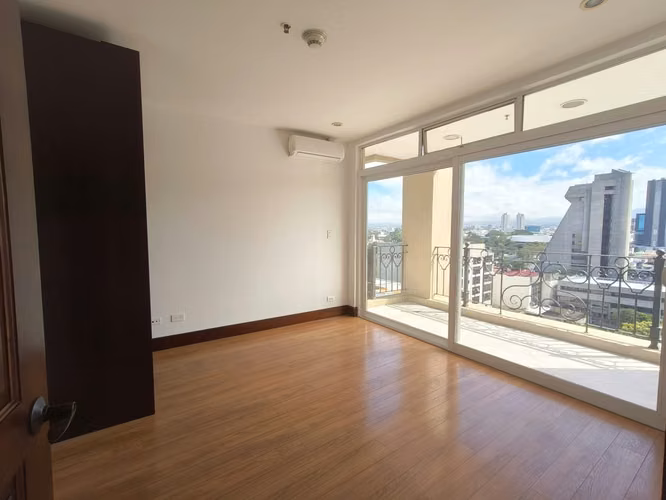 Vendo apartamento frente a la Sabana, bello!!