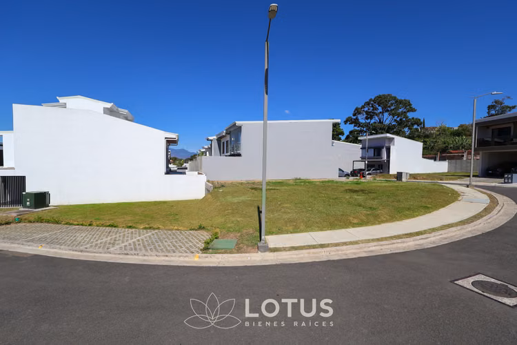 Lote esquinero plano en Condominio La Floresta, CÓDIGO AJ053 - Imagen 5