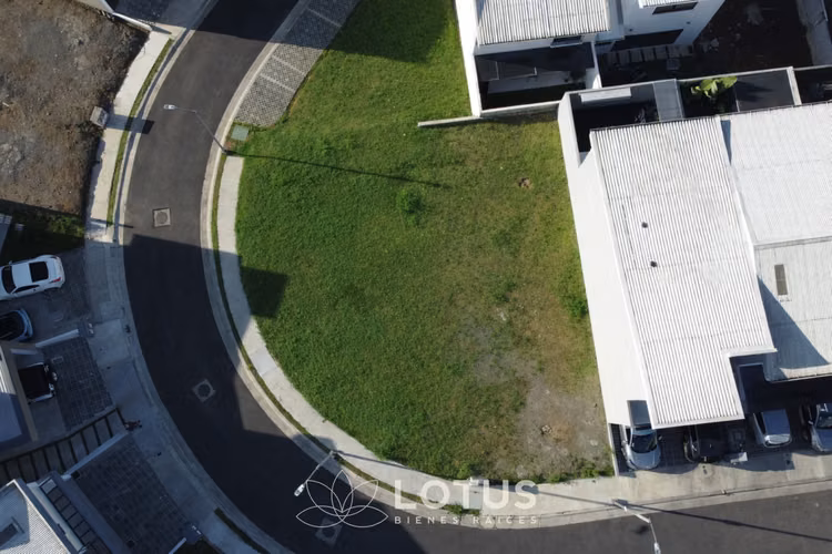 Lote esquinero plano en Condominio La Floresta, CÓDIGO AJ053 - Imagen 3