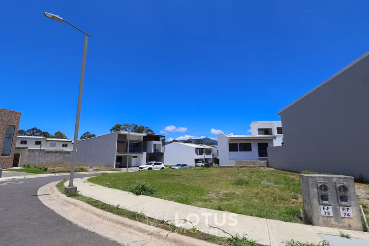 Lote esquinero plano en Condominio La Floresta, CÓDIGO AJ053 - Imagen 4