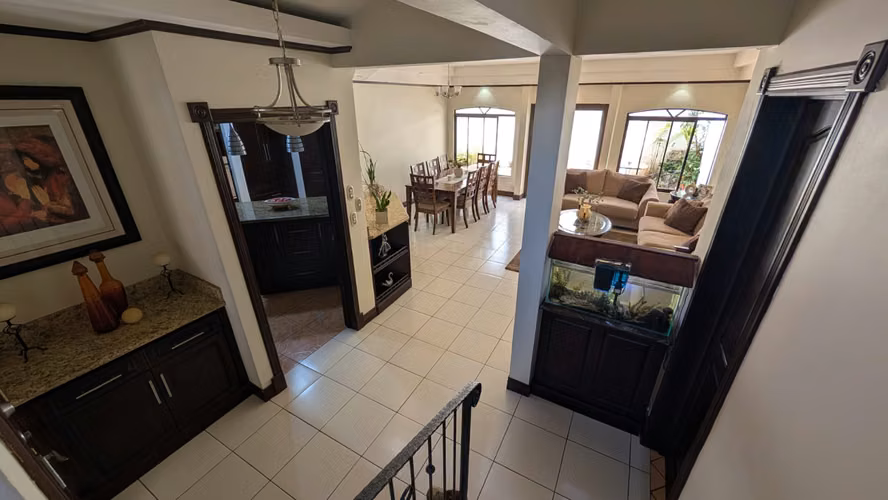 Venta de casa, dos pisos, Lomas de Ayarco Curridabat, San José