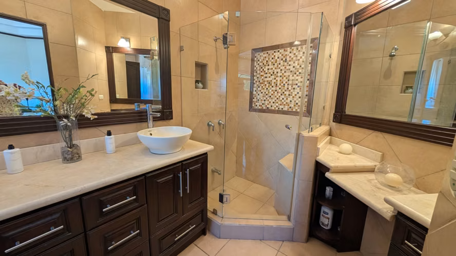 Venta de casa, dos pisos, Lomas de Ayarco Curridabat, San José
