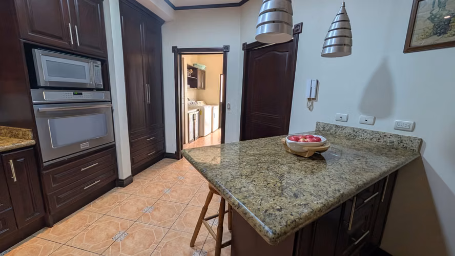 Venta de casa, dos pisos, Lomas de Ayarco Curridabat, San José