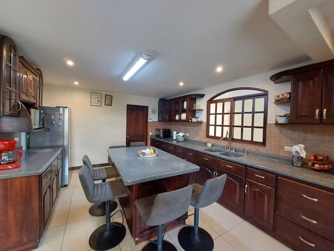 H.A.26-693 Se vende gran casa en San Miguel, Santo Domingo, Heredia