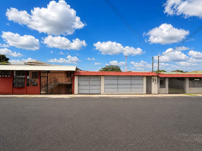 OPORTUNIDAD SE VENDE CASA EN OROTINA – CON USO DE SUELO MIXTO