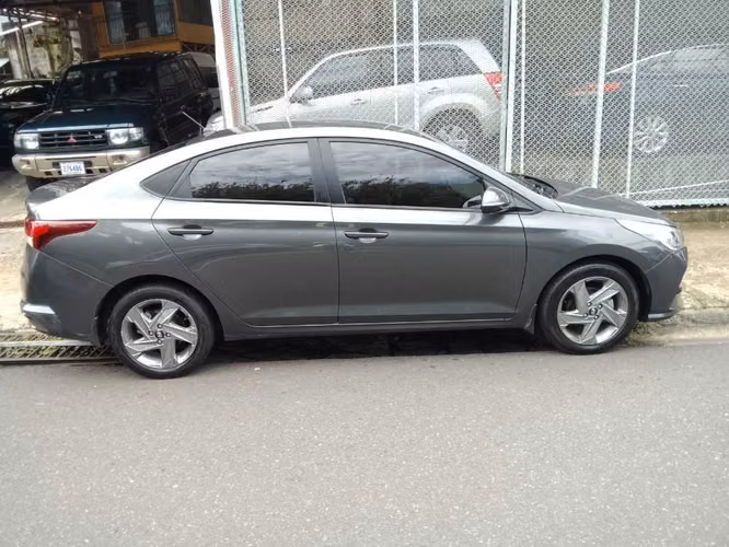 HYUNDAI ACCENT 2022 AUTOMÁTICO - Imagen 3