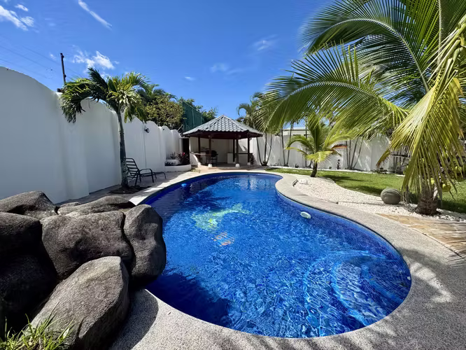 REBAJADA!!!!!! Casa de lujo con piscina en Residencial La Caraña