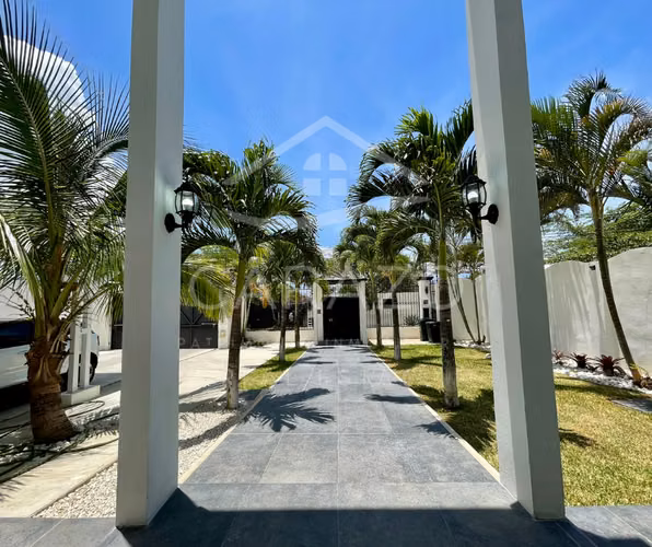 REBAJADA!!!!!! Casa de lujo con piscina en Residencial La Caraña