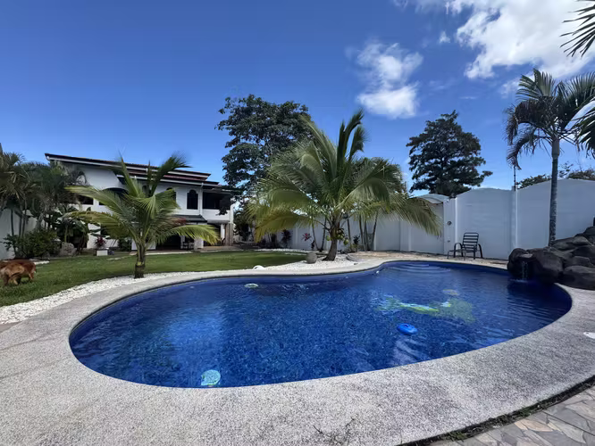 REBAJADA!!!!!! Casa de lujo con piscina en Residencial La Caraña