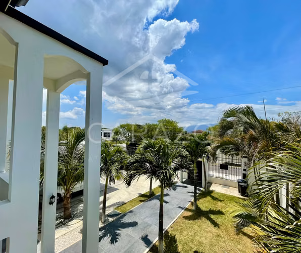 REBAJADA!!!!!! Casa de lujo con piscina en Residencial La Caraña