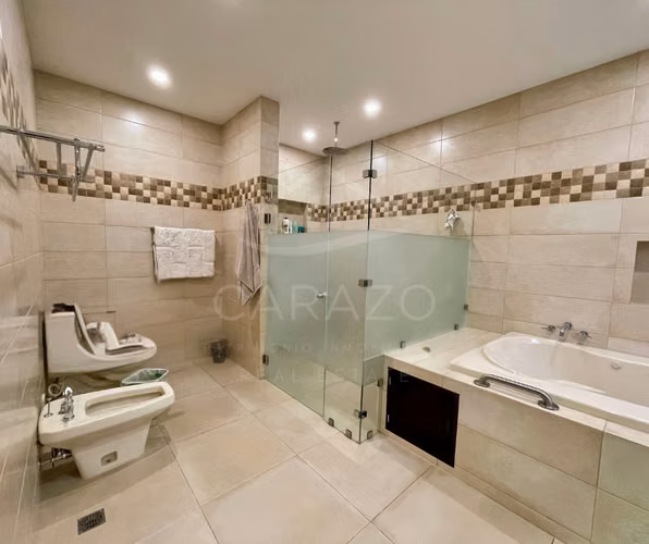 Casa de lujo con piscina en condominio Cerca de Pricesmart Río Oro