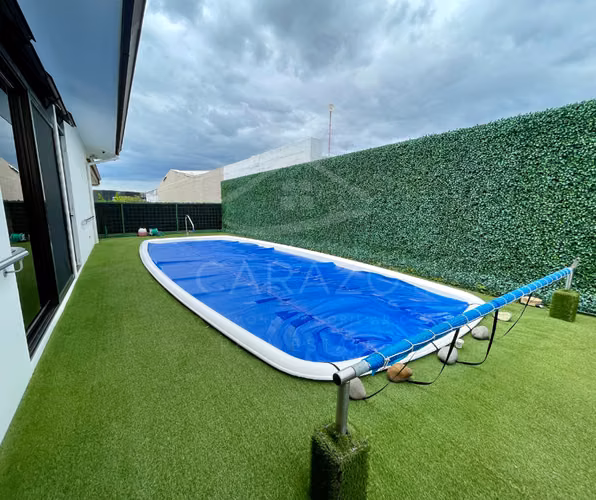 Casa de lujo con piscina en condominio Cerca de Pricesmart Río Oro