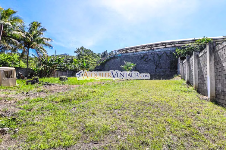 Flat lot of 1,162 m2 in a private residential in Santa Ana
