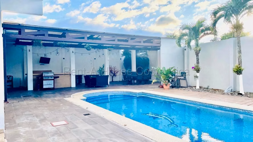 Venta de Casa de Lujo con piscina en Santo Domingo Heredia