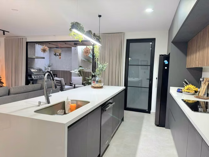 Casa en Venta en Guachipelín, Escazú con 3 Habitaciones y Amenidades - Imagen 2