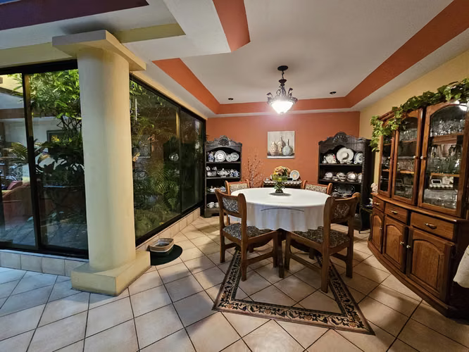 Casa 5 Habitaciones en Santa Lucía, a 2 Km centro Heredia