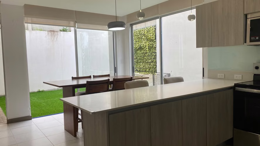 Alquiler de casa amoblada con linea blanca en Condominio Blue, los Arcos de Heredia