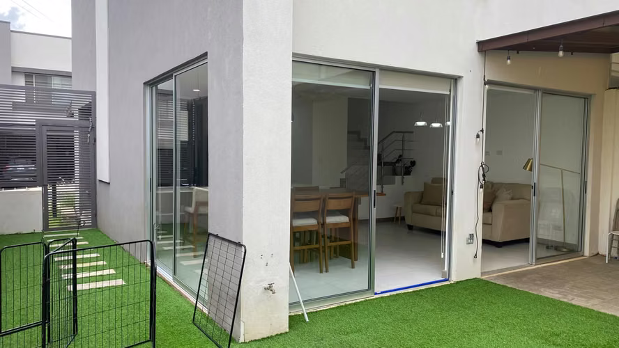 Alquiler de casa amoblada con linea blanca en Condominio Blue, los Arcos de Heredia