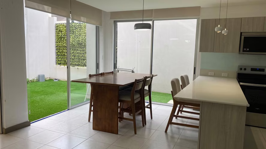 Alquiler de casa amoblada con linea blanca en Condominio Blue, los Arcos de Heredia
