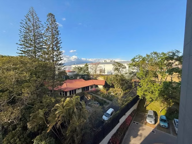 Vendo apartamento moderno en edificio en Escazú, cerca de Multiplaza - Imagen 5