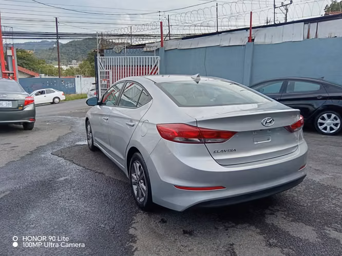 Hyundai elantra - Imagen 4
