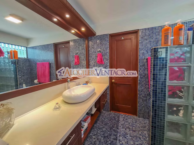 CASA DE UN NIVEL CON USO DE SUELO MIXTO EN SAN RAFAEL ESCAZU / SOBRE CALLE PRINCIPAL - Imagen 13